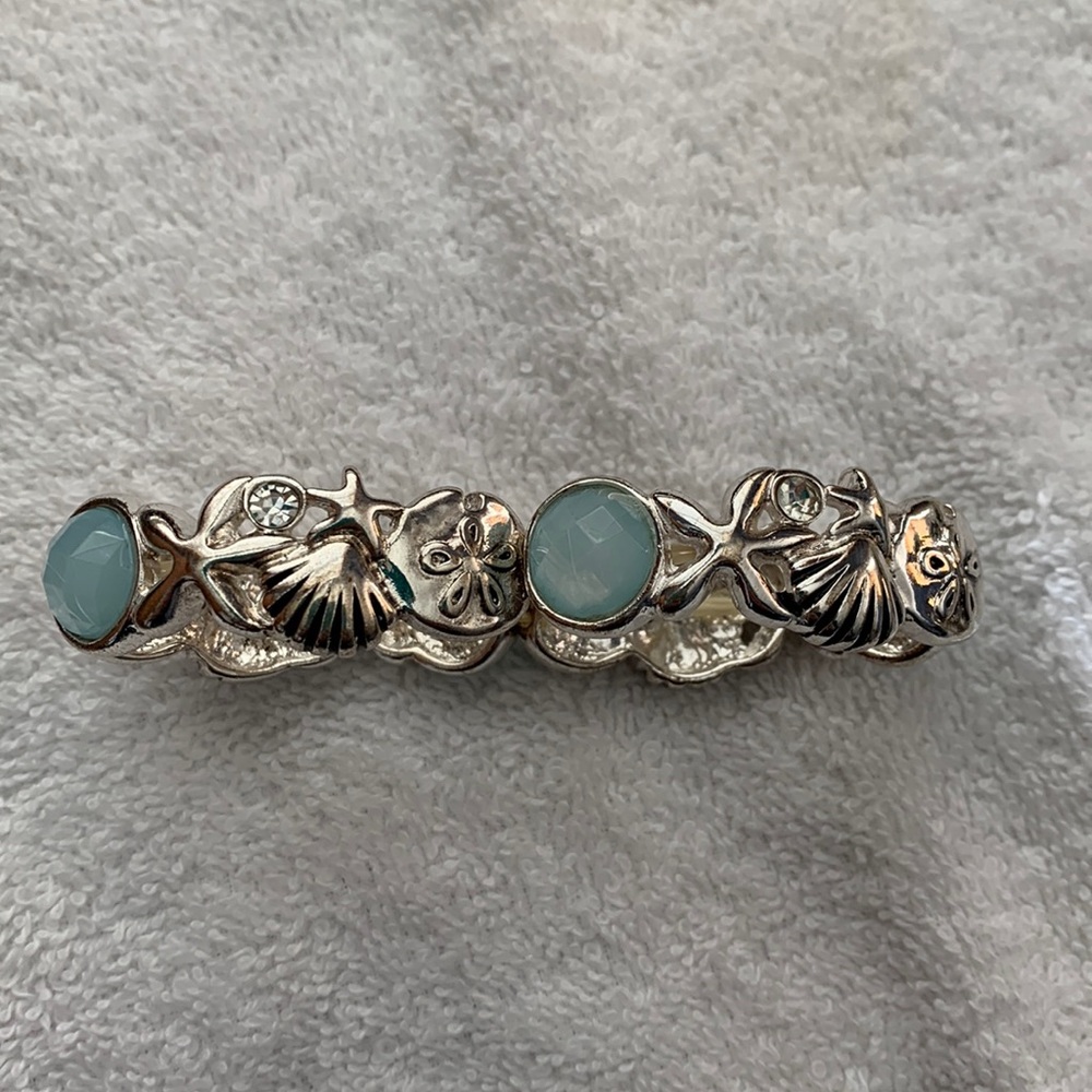 Stretch shell bracelet with blue stones